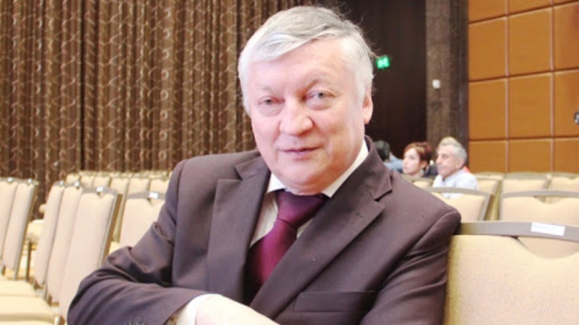 Anatoly Karpov: "knight" move, "pawns" - in the stall