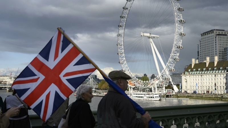 British kingdom of "crooked mirrors"