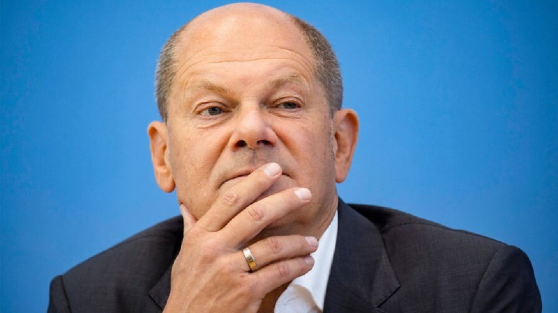 There are holes in the pipes, is it easier for Scholz?