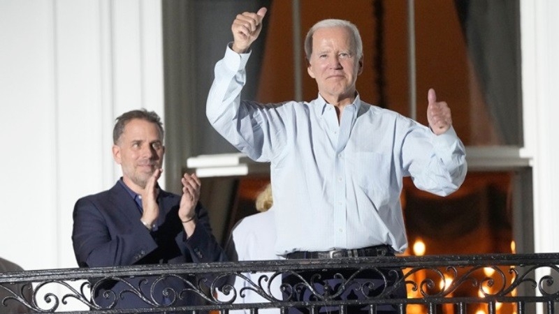 Biden "lost" in the library of Congress